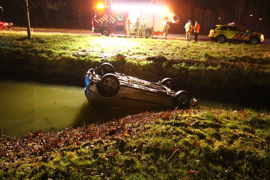 Auto op zijn kop in sloot Rotterdamseweg Ridderkerk