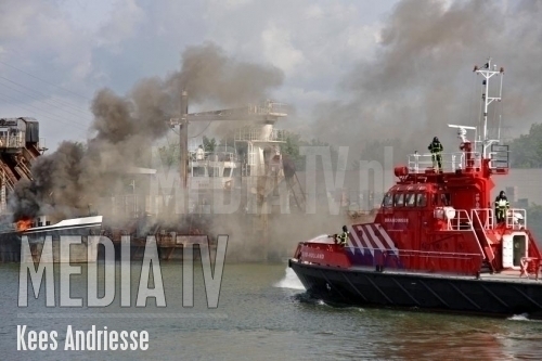 Felle brand op schip in Papendrecht