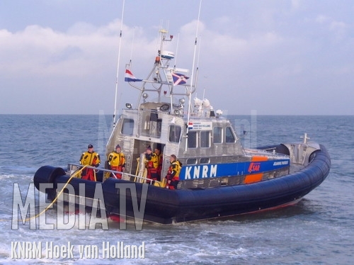 Schipper gezonken duwboot door KNRM gered