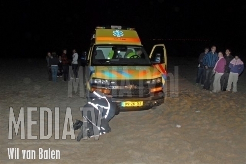 Ambulance weggezakt op strand