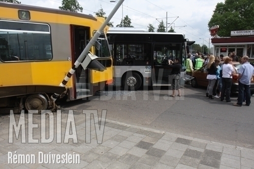 RET-bus rijdt tram uit de rails