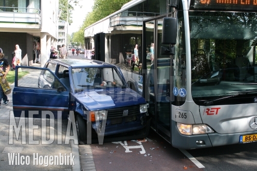 Auto en bus betrokken bij verkeersongeval