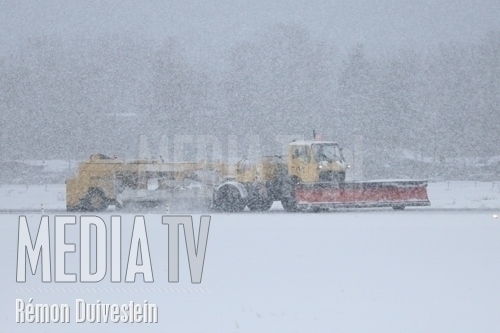 Weeralarm: Nederland ontregeld door zware sneeuwval