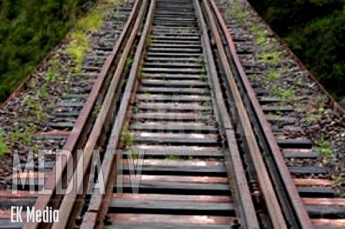 Mannen stelen treinrails