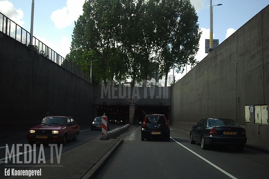 Gestolen auto vol drugs klemgereden op Maastunnelplein Rotterdam