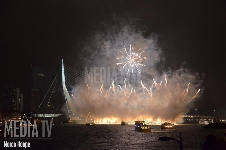 Erasmusbrug Rotterdam dicht vanwege nationaal vuurwerk