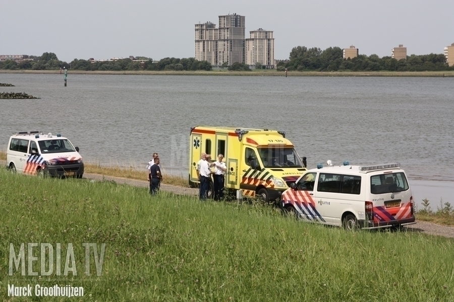 Persoon te water bij Boulevard Rozenburg