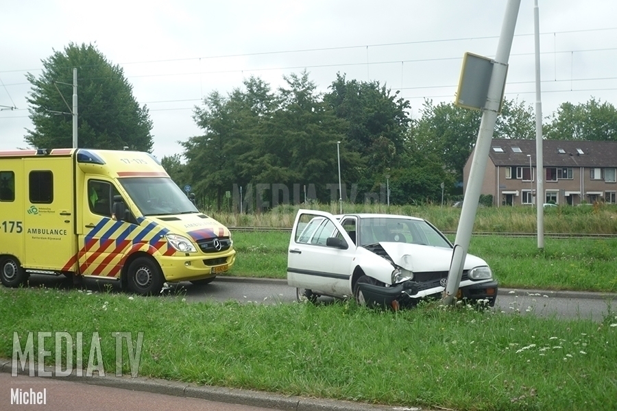 Auto botst op paal Groeninx van Zoelenlaan