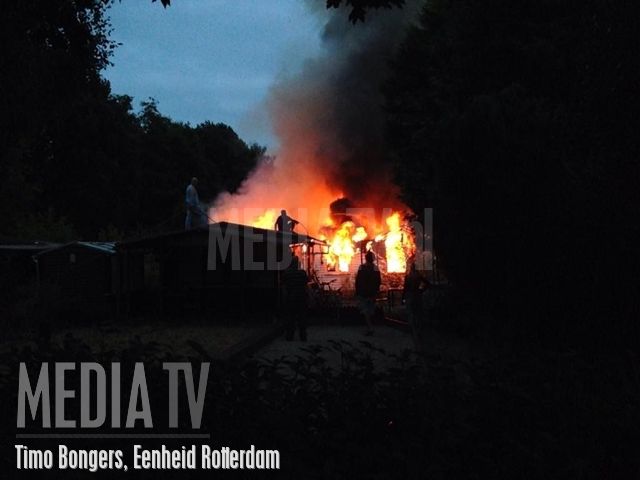 Brand op volkstuinencomplex in Ommoord