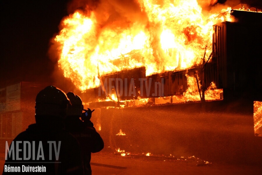 Grote uitslaande brand in bedrijfspand Ridderkerk (video)