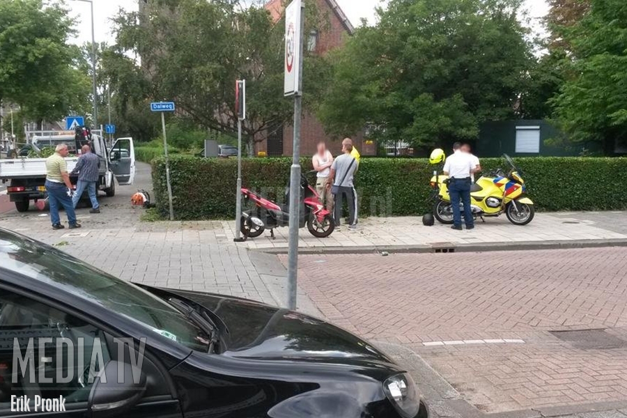 Scooterrijder lichtgewond na aanrijding Beukendaal