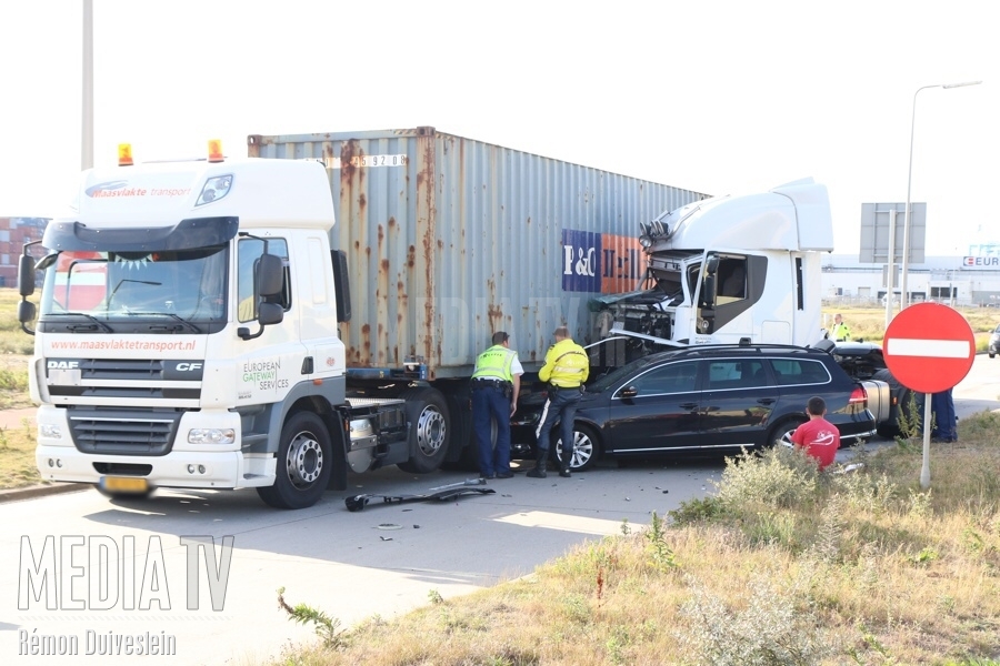 Ongeval met vrachtwagens en auto op Dardanellenstraat