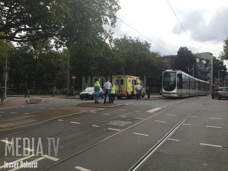 Auto botst op tram Noorderbrug Rotterdam