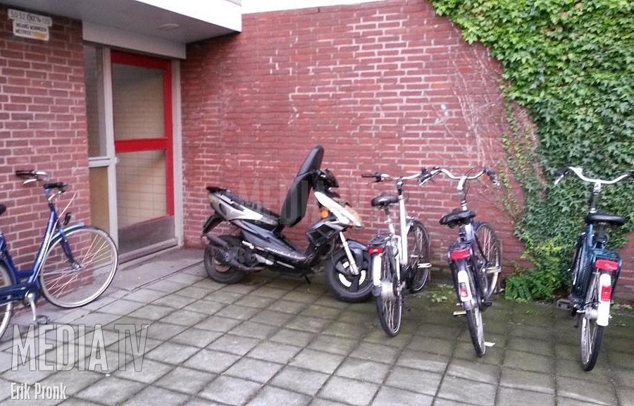 Benzinelucht door scooter in Meerkoetstraat