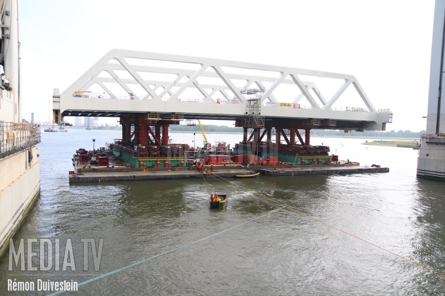Plaatsen nieuw brugdeel aan Botlekbrug (VIDEO)