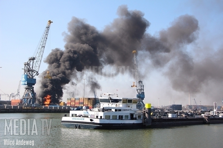 Fikse voertuigbrand Den Hamweg Rotterdam