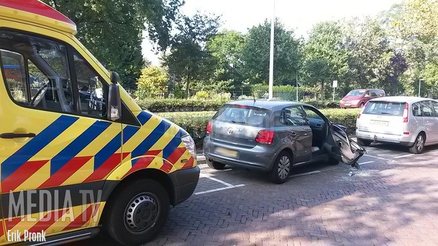 Auto rijdt deur van stilstaande auto eruit Gordelweg Rotterdam
