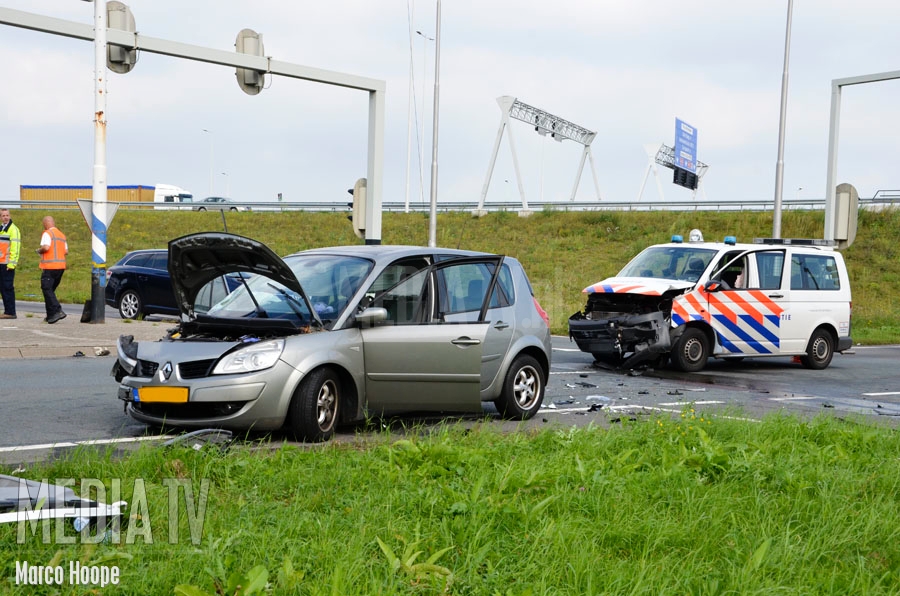 Auto en politiebus botsen op Groene Kruisweg Rotterdam