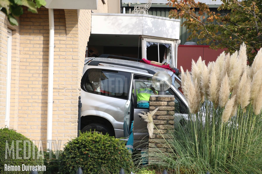 Auto komt tot stilstand in woning Marconistraat Bleiswijk (video)