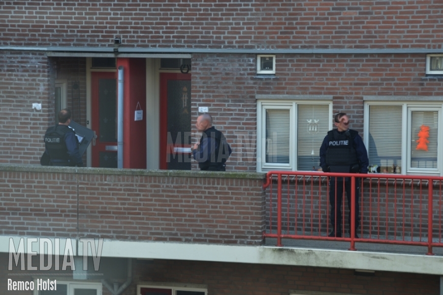 Inbreker haalt levensgevaarlijke capriolen uit in Nieuwstraat Spijkenisse