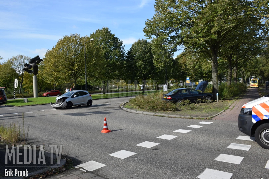 Auto tegen boom na aanrijding Holysingel Vlaardingen