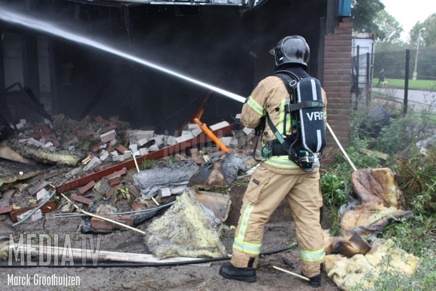 Brand in loods aan Veerweg Hellevoetsluis