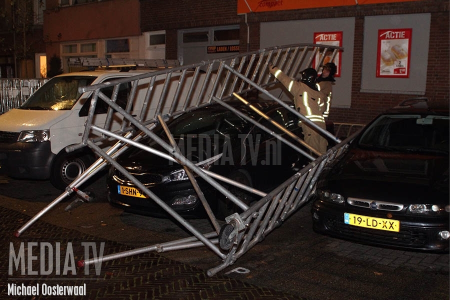 Steiger valt van dak op auto Mesdaglaan Schiedam