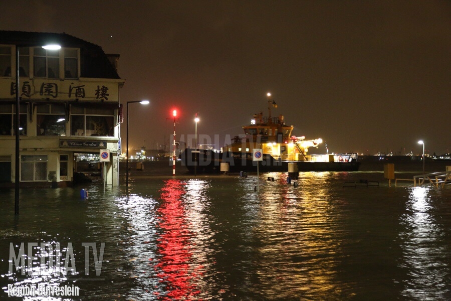 Kades overstromen door hoogwater in Rotterdam (video)