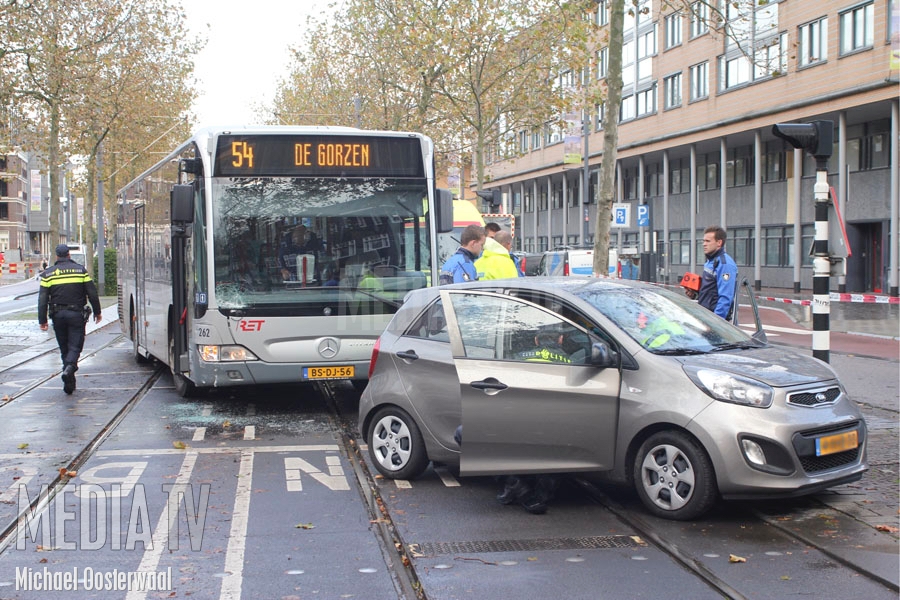 Auto en bus botsen op Broersvest Schiedam