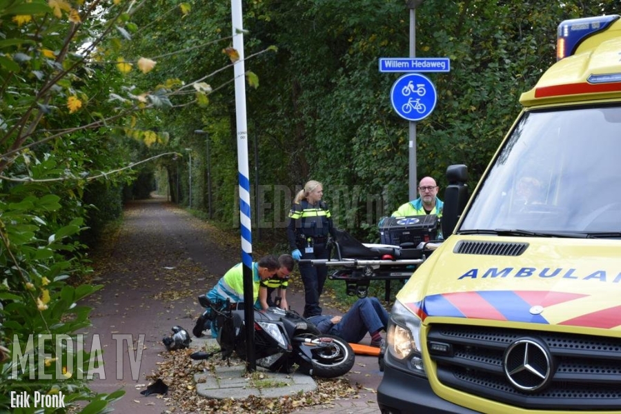 Gewonde fietser na botsing scooter Willem Hedaweg Rotterdam