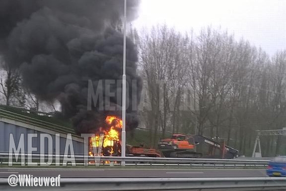 Afsluiting door vrachtwagenbrand A16 Rotterdam (video)
