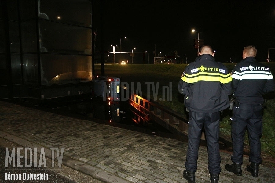 Automobiliste rijdt vijver in Rhijnspoor Capelle aan den IJssel