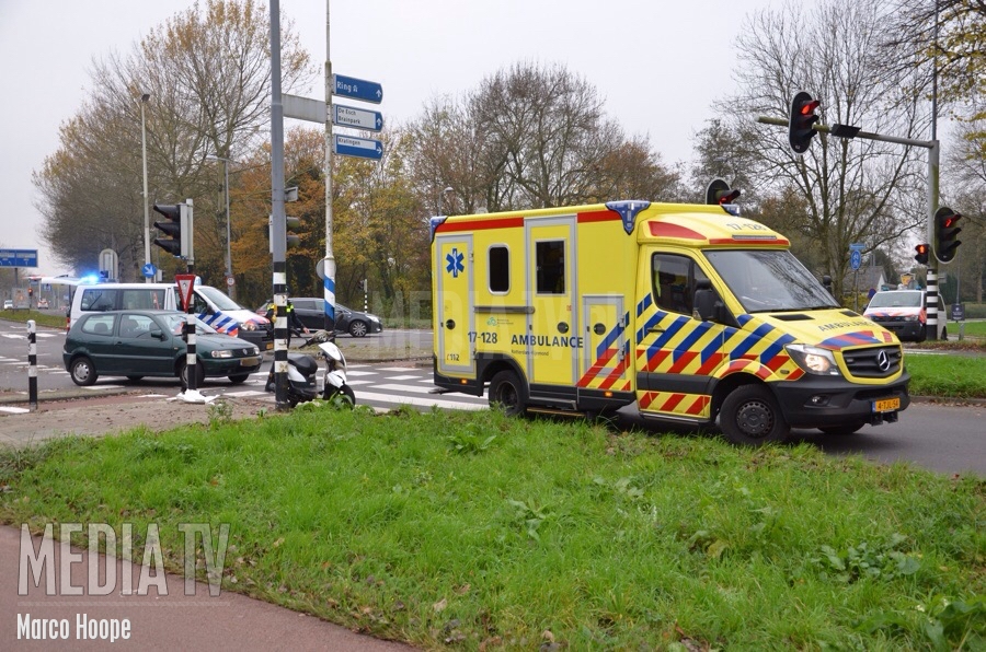 Scooter en auto botsen Boszoom Rotterdam