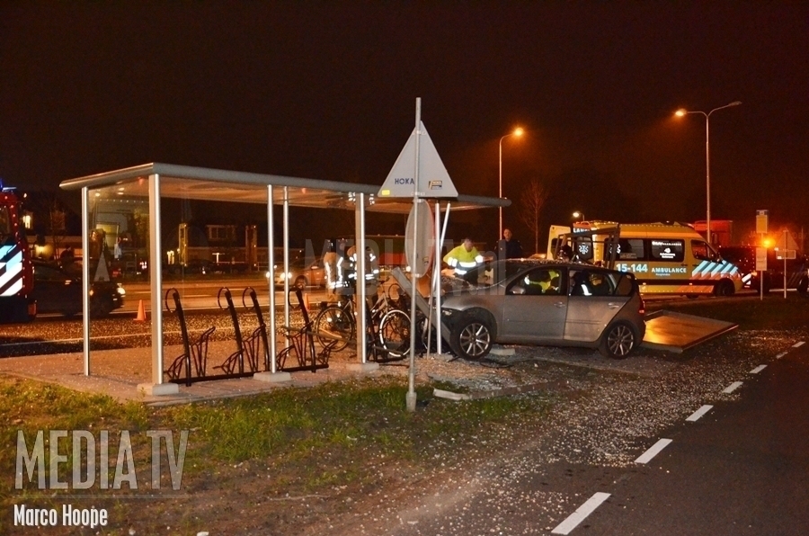 Auto ramt abri en fietsenstalling op N209 Bleiswijk