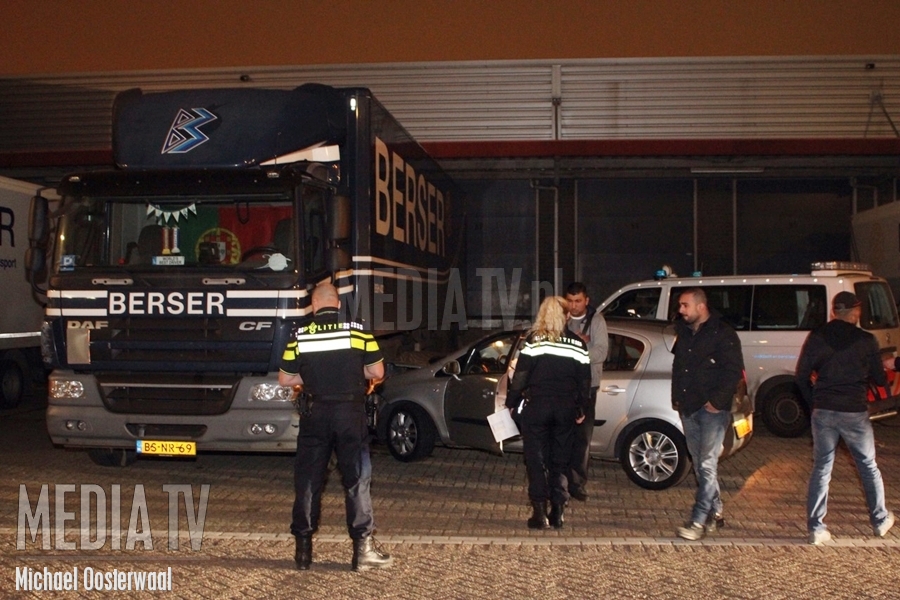 Auto rijdt in op vrachtwagen Industrieweg Rotterdam
