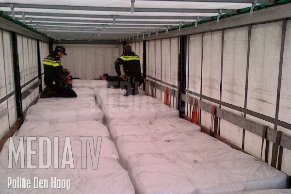 Tien Albanezen gevonden in laadruim vrachtwagen op de A20 bij Rotterdam