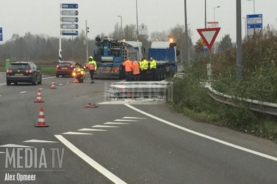 Vrachtwagen verliest lading op Kralingseplein Rotterdam