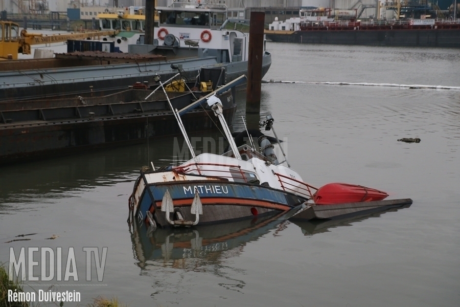 Schip en ponton gezonken Malle Gat Dordrecht (video)