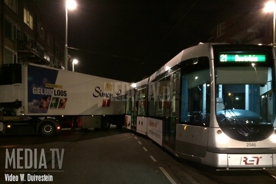 Botsing tussen tram en vrachtauto Jonker Fransstraat Rotterdam (video)
