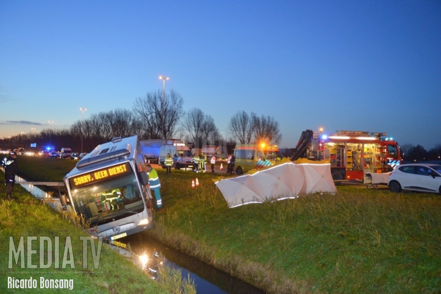 RET-buschauffeur overleden na onwelwording snelweg A20 bij Maasland