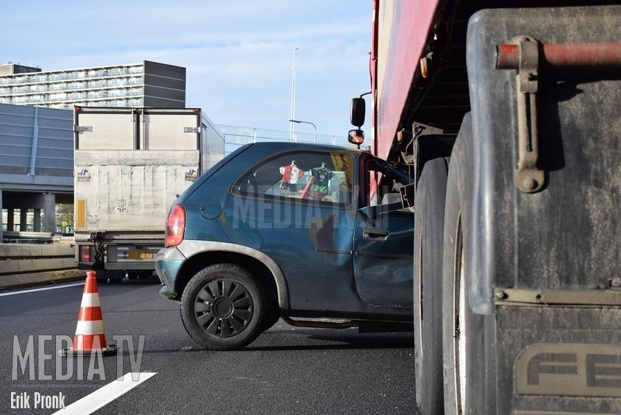 Lichtgewonde bij aanrijding Kethelplein Schiedam