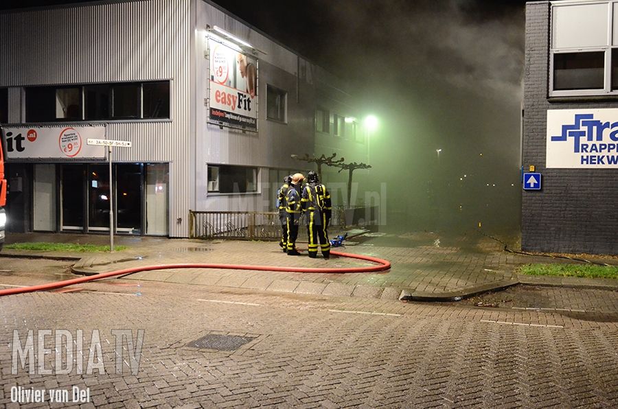 Grote brand in bedrijfspand Rembrandtstraat Oud-Beijerland (video)