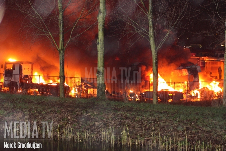 Vijftig vrachtwagens uitgebrand Polderweg Schiedam (video)