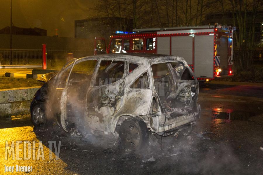 Auto brandt uit op Karel Doormanweg Schiedam