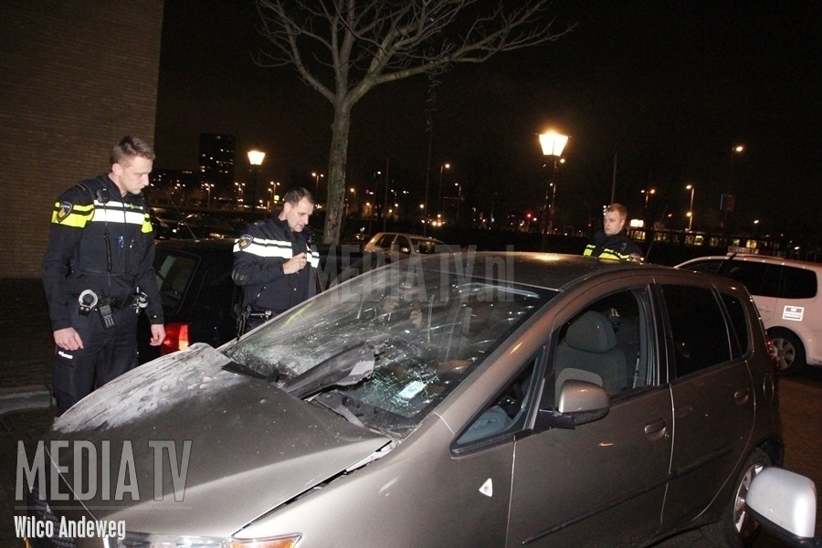 Zwaar vuurwerk vernielt auto Middenkous Rotterdam (video)