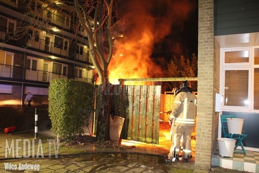 Scooter in brand gestoken Platostraat Rotterdam (video)