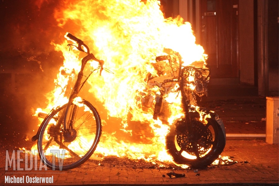 Motor en fiets in vlammen op Rotterdamsedijk Schiedam