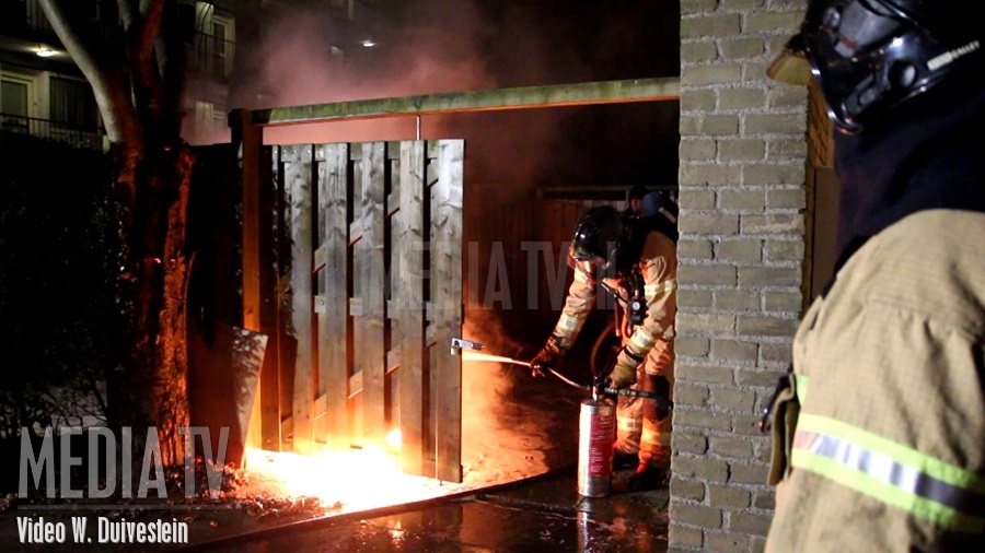 Brandweer blust buitenbrand Platostraat Rotterdam