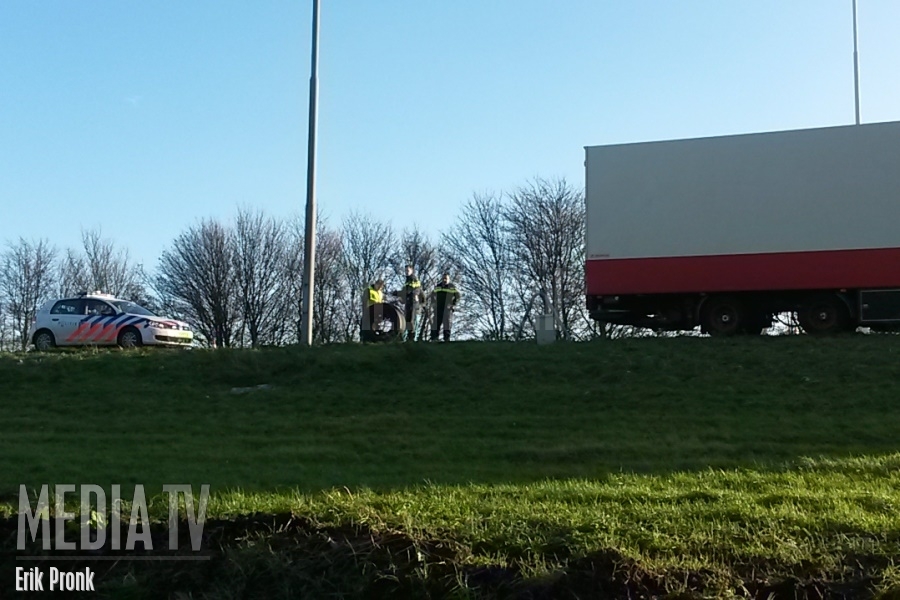 Vrachtwagen verliest zijn autobanden op snelweg A20 thv Vlaardingen