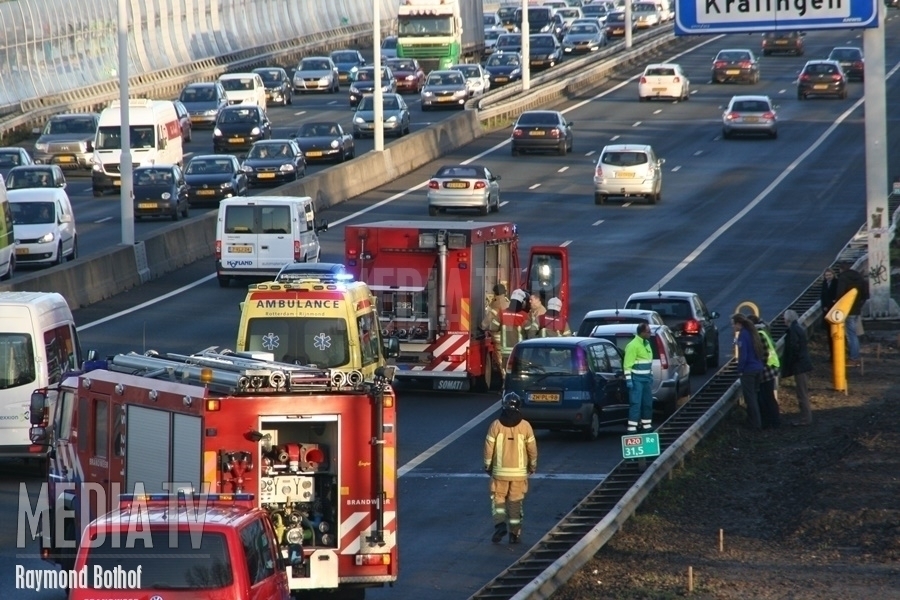 Aanrijding meerdere personenauto's snelweg A20 thv afrit Crooswijk
